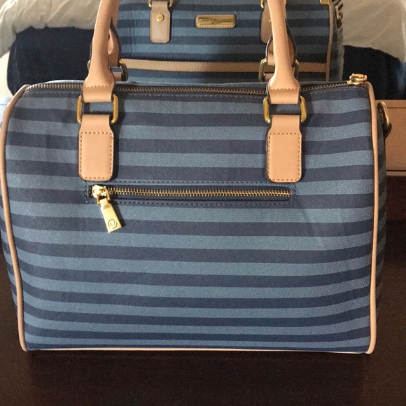 ***SOLD**❄️Blue and Cream colored Striped Purse - Picture 4 of 5